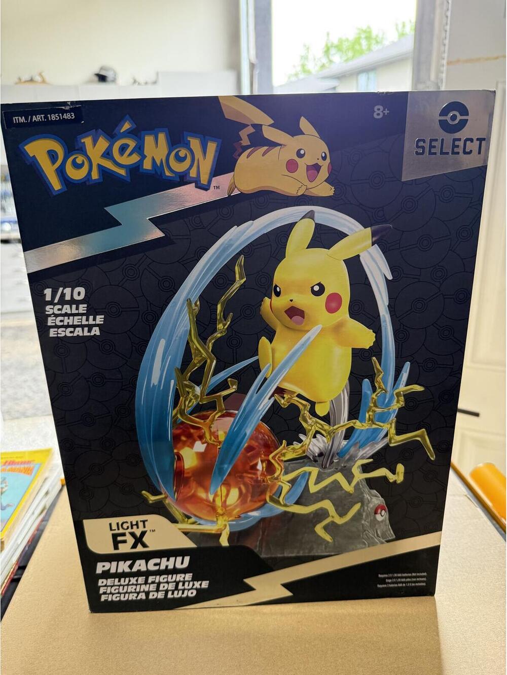 Pokémon Pikachu Deluxe Collector Statue - 1/10 Scale - Light FX- Jazwares Select